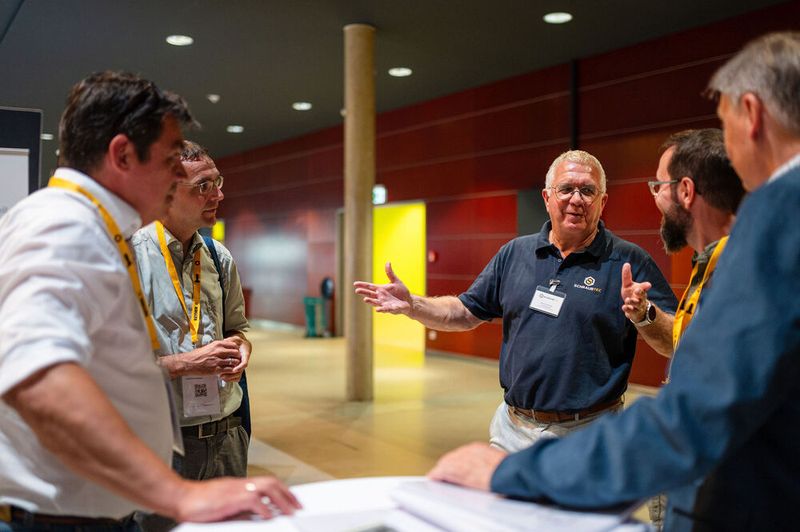 Spannende Fachgespräche zwischen Experten bestimmten den Verlauf der Schraubtec im Ruhr Congress. (Bild: Donna und der Blitz)