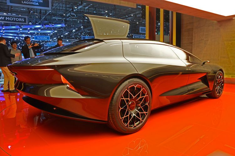 Wie viele bereits gezeigte Studienfahrzeuge setzt auch Aston Martin auf eine Monocab-Karosserie... (Schreiner/»kfz-betrieb«)