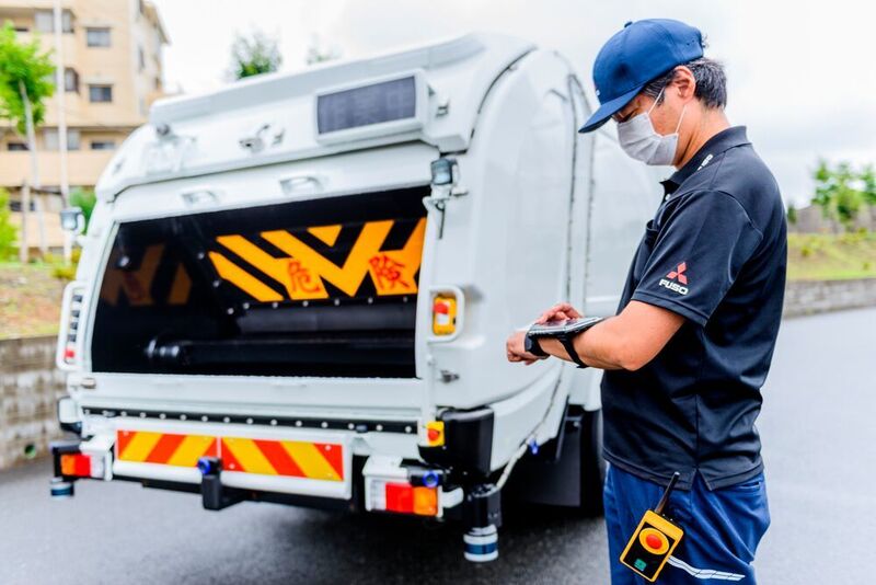 Müll einsammeln im Ein-Mann-Betrieb: Der Konzept-Lkw kann fernübertragene Befehle ausführen und dem Bediener folgen. (Daimler Truck AG)