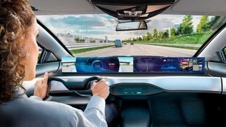 Software fährt mit: In modernen Autos haben längst Computerprogramme viele Funktionen übernommen. Dieses futuristische Conti-Cockpit zeigt dem Fahrer Informationen an, während der Beifahrer beispielsweise ein Filmprogramm genießen kann. (Bild: Continental)