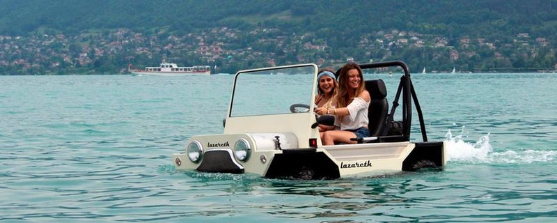 Dieses Mal geht es nicht um Leistung: Der französische Auto- und Motorradtuner Ludovic Lazareth hat dem Mini Moke das Schwimmen beigebracht.(Bild:  Lazareth)