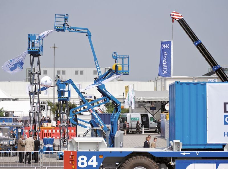 Auf dem Freigelände finden Besucher die Platformers’ World. Sie bietet ein umfangreiches Programm rund um Anwendung, Betrieb und Vermietung mobiler Hebe- und Höhenzugangstechnik.  (Bild: Deutsche Messe AG)