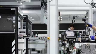 Modulare Motorenfertigung für hohe Flexibilität bezüglich unterschiedlicher Varianten: Das AMG-Werk dient als Fallbeispiel für die Umsetzung der thematisierten Zukunftsvisionen. (Bild: Daimler AG)