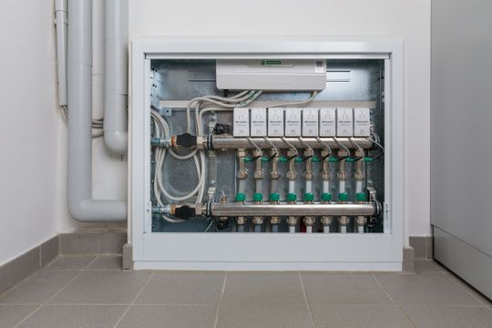 (Der Simplex Secos Systemverteiler führt vollautomatisch den hydraulischen Abgleich aller Heizzonen durch. Auf jeder Etage der Kita wurden zwei Verteiler installiert.Foto: Reinhardt & Sommer)