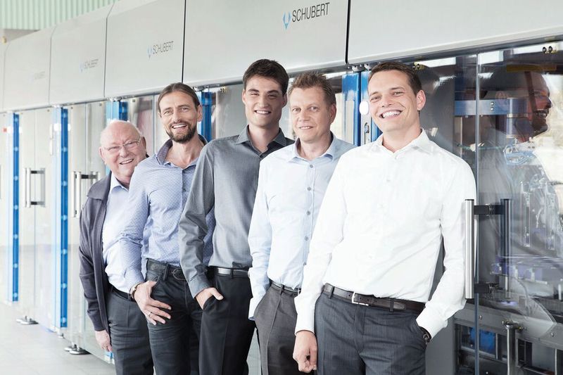 Die drei Generationen des Familienunternehmens: Firmengründer Gerhard Schubert.(ganz links) mit seinen Söhnen Gerald und Ralf Schubert und seinen Enkeln Johannes Schubert (vorne) und Peter Schubert (Bild: Schubert)