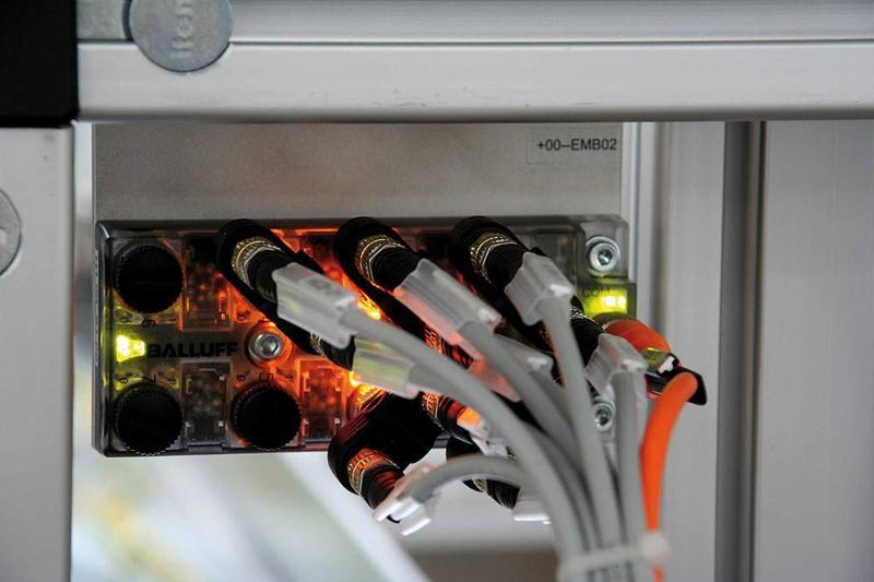 Bild 1: Die Balluff–Sensorhubs sammeln die Signale der schaltenden Sensoren ein und bündeln dabei je nach Variante acht oder 16 Eingänge auf einen IO-Link-Anschluss. (Archiv: Vogel Business Media)