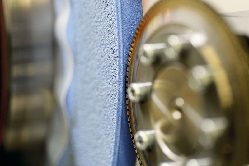 Mit der Diamant-Abrichtrolle lassen sich aufgrund der variablen Abrichtmöglichkeiten die Schleifscheiben spezifisch auf den Prozess konfigurieren, auch bzgl. der Schnittigkeit. (Fritz Studer AG)