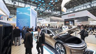 Die Automobilindustrie gehört zu den größten Zielbranchen der Kunststoffbranche. Die Weltleitmesse K 2025 ist deshalb auch ein Treffpunkt der Auto-Entwickler. (Bild: Messe Düsseldorf / Tillmann)