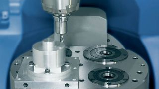 Bild 1: Während andere noch umständlich an der Maschine rüsten, beschleunigt das Nullpunktspann-system Unilock gewaltig den Takt in der Produktion. (Archiv: Vogel Business Media)