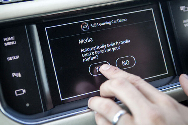 Je nach Tageszeit wählt das Mediasystem zum Beispiel den zu dieser Zeit vom Fahrer normalerweise bevorzugten Musiksender vor. (Foto: Jaguar Land Rover)