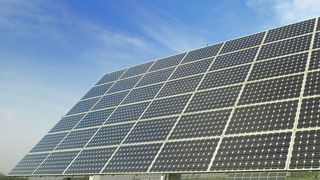 Evonik setzt weiterhin auf Photovoltaik und nimmt dafür neue Teilanlagen für Vernetzungsverstärker in Betrieb. (Bild: Frank Preuss/Evonik)