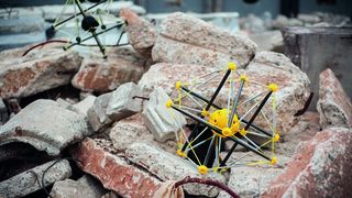 Squishy Roboter können als Ersthelfer Katastrophengebiete erkunden – ohne dabei Menschenleben zu gefährden – da sie von einem aus Hubschraubern sicher und unbeschadet am Einsatzort landen können. (Lee-Huang Chen/Squishy Robotics)