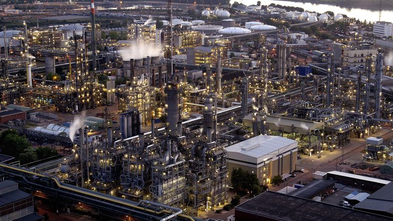 Steamcracker im BASF-Werk Ludwigshafen: In ihm entstehen im wesentlichen Ethylen und Propylen, beides unverzichtbare Grundstoffe für die Kunststoffproduktion in Deutschland.(Bild:  BASF)