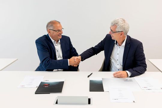 Sind eine strategische Partnerschaft eingegangen (v.l.): Michael Wolter, Gründer & Inhaber Safelog, und Harald Schröpf, CEO TGW Logistics Group.(Bild:  Safelog)