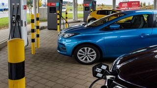 Eine Umfrage des ADAC zeigt, dass die Autofahrer beim Schnellladen noch Verbesserungspotenzial sehen. (ADAC/Martin Hangen)