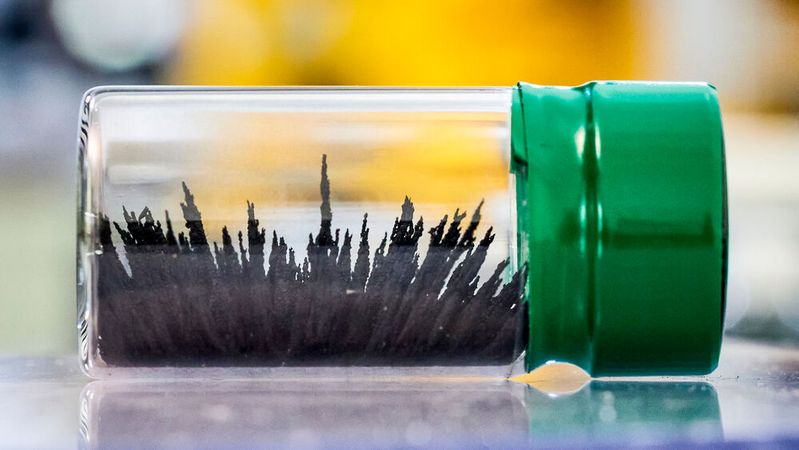 Eisennitride könnten in Magneten Seltene Erden ersetzen. Serienreif ist diese Technik derzeit allerdings noch nicht.(Bild:  General Motors)