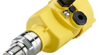 Mit maximaler Cybersecurity auf dem Weg zum Kundeneinsatz: Entwickelt und zertifiziert nach IEC 62443-4-2 erfüllt der Radar-Füllstandsensor Vegapuls 6X die höchsten Standards, die zur Verfügung stehen.  (Bild: Michael Weis / Vega)