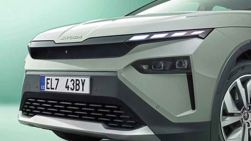 Insbesondere die Front ist neu: Das „Modern Solid“-Design zeigt sich am hochglänzend-schwarzen „Tech-Deck-Face“, sprich dem Front-Gesicht. (Bild: Skoda)