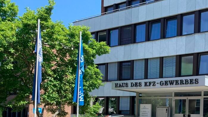 Unter dem gemeinsamen Dach des Hauses des Kfz-Gewerbes in Bonn führten bis Ende 2025 die beiden Bundesverbände des Kfz-Gewerbes ZDK und ZVK (nun BIV) eine gemeinsame Geschäftsstelle. Mit der Trennung brach der Streit aus, der nun auch ein Gericht beschäftigt. (Bild:  Doris S. Pfaff)