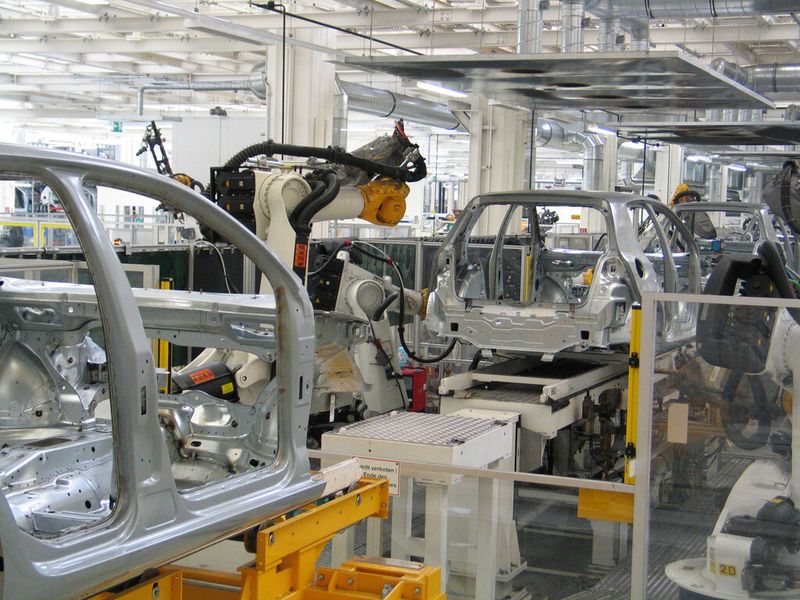 Bild 12: Applikationen in der Automobilindustrie (Phoenix Contact) (Bild: OWL)