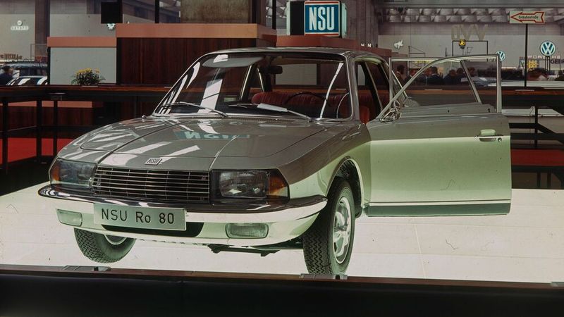 Wegweisendes Design und revolutionärer Wankelmotor – Der futuristische NSU Ro 80 debütierte auf der IAA 1967, scheiterte aber am Markt. (Bild: Audi)