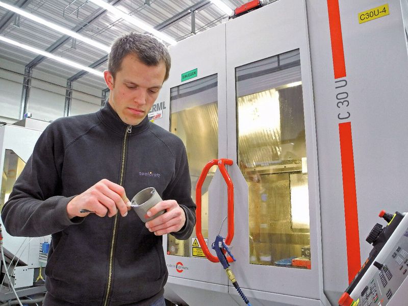 Stefan Auernhammer bereitet das Laserschmelzteil Kühlmantel für das Fräsen vor. (Bild: Concept Laser)