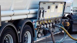 Mit der Ablehnung des Kohlenstoff-Korrektur-Faktors (CCF) hat der Rat der Umweltminister der EU dem Verbrennungsmotor mit Blick auf schwere Nutzfahrzeuge das Verbot ausgesprochen. Das heißt, dass auch erneuerbare Kraftstoffe aus dem Spiel sind, so die e-Fuels Alliance. (Bild: e-Fuels Alliance)