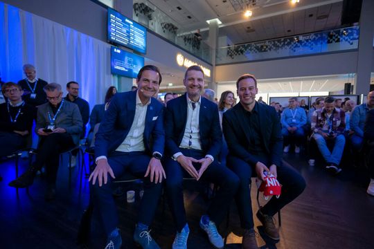 Martin Hörhammer (CEO bei Medialine, v.l.), Stefan Hörhammer (COO bei Medialine) vor der Eröffnung der Evolve 2026 zusammen mit Keynote-Speaker Christoph Burkhardt (Bild:  Medialine)