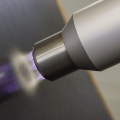 Kontaktfreie Atmosphärendruck-Plasma-Vorbehandlung einer CFK-Oberfläche. (Bild: Fraunhofer IFAM)