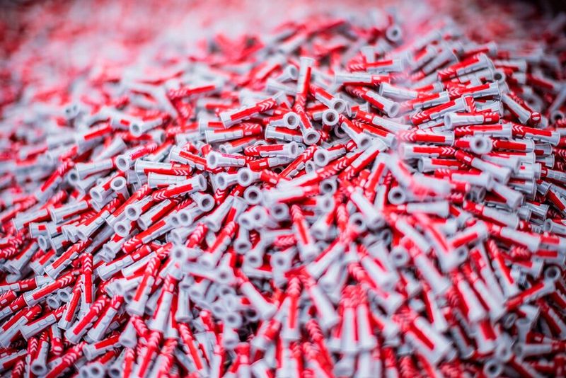 Mit „Grips“ in den Gips! Der Fischer-Sübel Duopower passt sich smart dem Baustoff an und leitet durch drei Funktionsprinzipien – klappen, spreizen und knoten – höchste Lastwerte ein. Die sehr gute Rückmeldung des Dübels beim Eindrehen der Schraube schaffe ein zusätzliches Plus an Sicherheit bei der Befestigung. (Bild: Fischwerke)