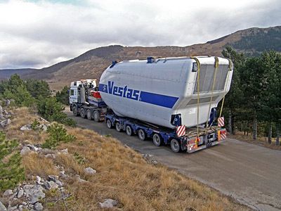 Jedes Element einer Windkraftanlage fordert eigene Transportsysteme. Hier ein Gondeltransport mit einem Flatcombi von Scheuerle... (Archiv: Vogel Business Media)