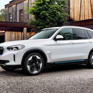 Im Frühjahr 2021 ist der iX3 ab rund 70.000 Euro in Deutschland verfügbar.