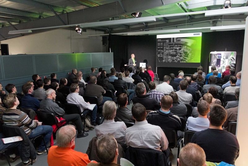 Dirk Iller, der Vertriebsleiter Dental CAD/CAM Deutschland von Datron, präsentiert die Vorteile der D5-Maschine den über 100 Besuchern des Dental-Workshops. Neben theoretischem Input, konnte das Publikum auch praktische Vorführungen an insgesamt sechs Datron-Maschinen erleben. (Bild: Datron)