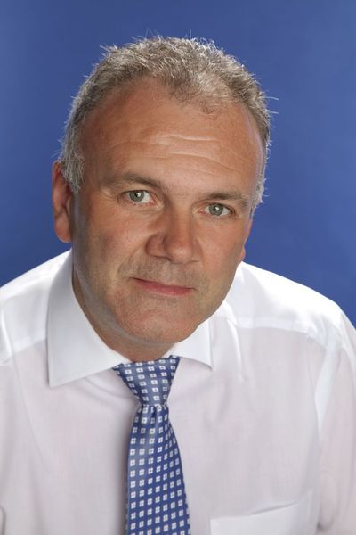 Dipl. Ing. Stefan Bachstein, Technologieleiter bei der Lamilux Heinrich Strunz GmbH: „Im Vergleich zu Stahl und Aluminium führt CFK bei Deckschichten zu einer drei- bis viermal höheren Zugfestigkeit trotz eines 30 bis 50% niedrigen Gewichts.