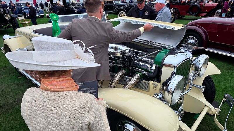 Der Pebble Beach Concours d'Elegance ist der glanzvolle Abschluss der Monterey Car Week. Der weltberühmte Oldtimer-Schönheitswettbewerb fand am letzten Sonntag auf den Pebble Beach Golf Platz statt. Im Mittelpunkt standen in diesem Jahr Karosseriedesigns von Vignale sowie historische Ferrari-Rennwagen und Le-Mans-Sieger.  (Bild: Classic Analytics)