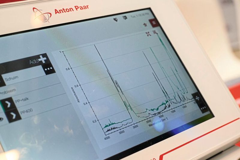 There is a wide range of products on display. In addition to classic analytical instruments such as this FTIR spectrometer ...   For more information about upcoming LAB-SUPPLY trade fairs, visit www.lab-supply.info (Bild: Eye Am Chris)