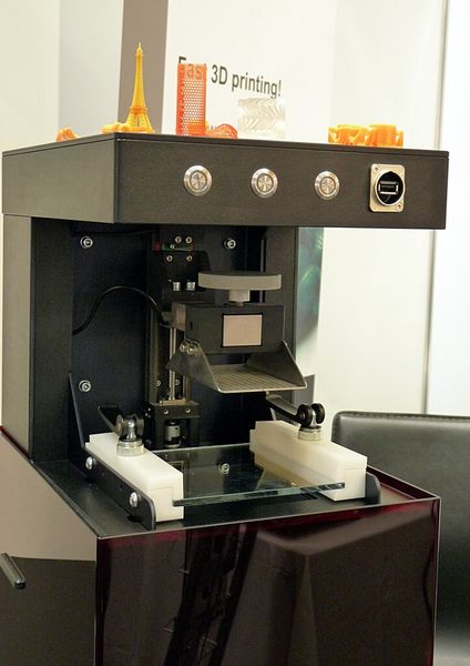 Der 3D-Drucker S30 von Rapid Shape eignet sich für Rapid Manufacturing und arbeitet im DLP-Verfahren. (Bild: Michel)