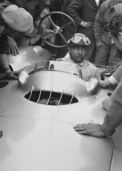 Rennsiege auf Continental-Reifen: Formel 1 Grand Prix 1954 in Reims (Frankreich), Sieger Juan Manuel Fangio. Fangio wurde in 1954 und 1955 auf Mercedes und Continental Formel-1-Weltmeister. (Continental AG)