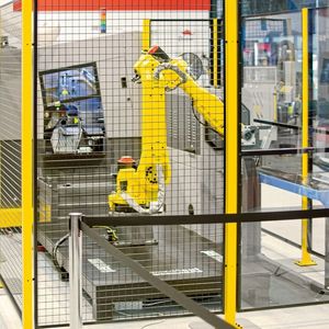 Der Fanuc-Roboter, der mit der Hochleistungs-Kreissäge Ecactcut TAC 105 kolaboriert, entnimmt die gesägte Werkstücke...