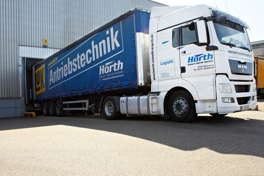 Im Pendelverkehr bringen Lkws die fertigen ZMS nach Petersberg ... (Foto: Schaeffler)