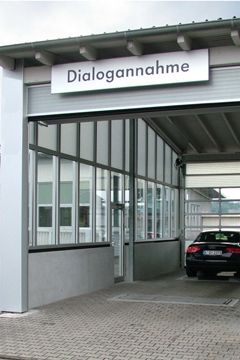 Beim Öffnen des Tors reihen sich die Torblätter hinter dem Sturz auf. (Archiv: Vogel Business Media)