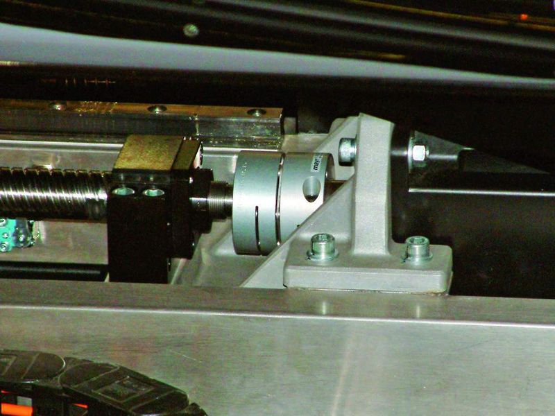 Bild 2: Eine direkt angetriebene Spindelachse verschiebt das Fahrzeug entlang der Längsachse. Eine spielfreie und drehsteife Lamellenpaketkupplung überträgt das Drehmoment vom Servomotor zur Spindel und gleicht Wellenverlagerungen aus. (Archiv: Vogel Business Media)