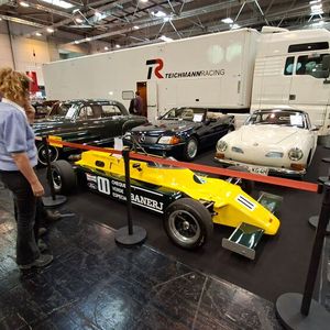 Wie? So ein Raketenwerfer ist Ihnen zu militaristisch? Dann wäre vielleicht dieser schicke Formelflitzer am Stand gegenüber etwas gewesen? (Bild: Dominsky – VCG)