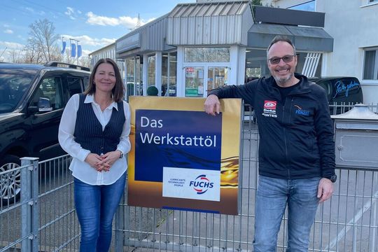 Seit 2021 Jahren betreut Annette Völker, Regional Sales Representative bei FUCHS, das Autohaus Fenzel in Mannheim. „Ich schätze den persönlichen Kontakt zu Lieferanten, die mir wichtig sind, genauso wie unsere Kunden den zu ihrem Autohaus bzw. Servicepartner“, sagt Michael Fenzel.(Bild:  FUCHS LUBRICANTS GERMANY GmbH)