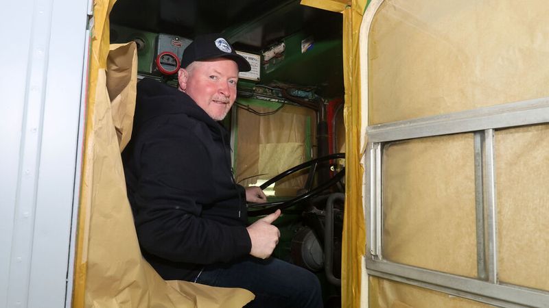 Und auch der Eigentümer himself legte eifrig mit Hand an der Wiederauferstehung des Familienerbstücks an. (Bild: Herbert Bucco)