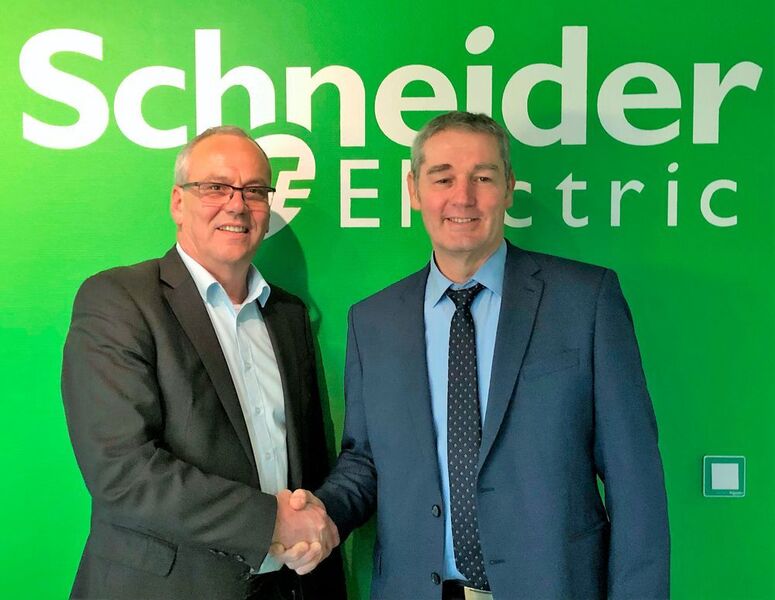 Führungswechsel bei Schneider Electric: Otmar Himmelsbach (links) geht in den Ruhestand und Philippe Briard (54) wird Geschäftsführer der Schneider Electric Automation GmbH. (Schneider Electric)
