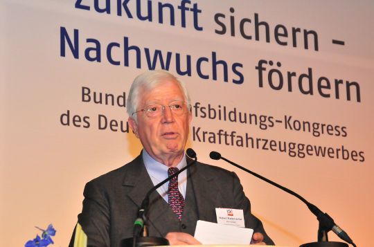 Robert Rademacher, ZDK-Präsident, lobte in seinem Grußwort, dass es im Deutschen Kfz-Gewerbe viele engagierte Ausbildungsbetriebe gibt. (Archiv: Vogel Business Media)