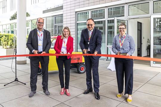 Das Bild zeigt von links nach rechts: Hartmut Engler (CEO CWS Workwear), Melanie Deppe (Head of Product Quality CWS Workwear), Oliver Quilling (Landrat), Stefanie Leibold (Leiterin Innovation Lab CWS Workwear).(Bild:  CWS Workwear)