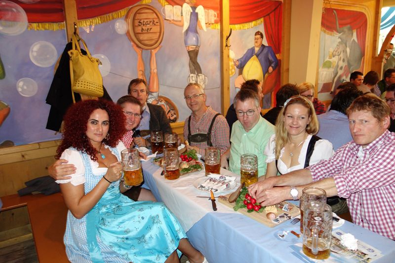 (v. l.) Besa und Hannah Lamotte, IT-BUSINESS mit Stefan Schiechl, QLOGIC, William Scull, Florian Freundl, Martin Springer und Paul Hoecherl, Lenovo (Bild: IT-BUSINESS)