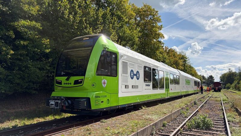 Zwischen Hemishofen und Ramsen hat Stadler ein Schmalspurgleis mit einer Spurweite von 950 Millimetern gebaut.(Bild:  Stadler)